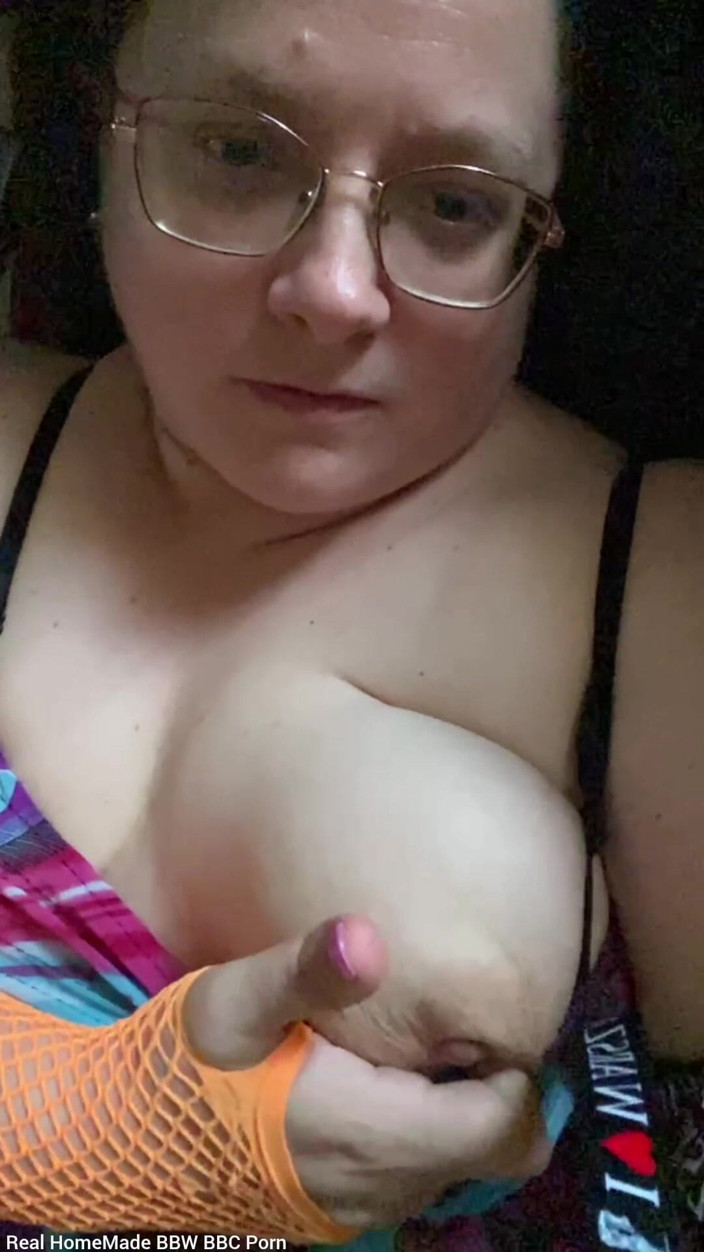 Real homemade BBW BBC porn: Cewek sange ini lagi asik ngusap toketnya sambil ngusap toketku...