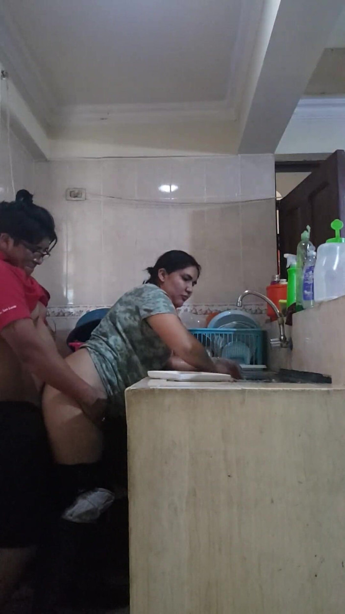 E-Alfa: Seks Latina seksi di dapur