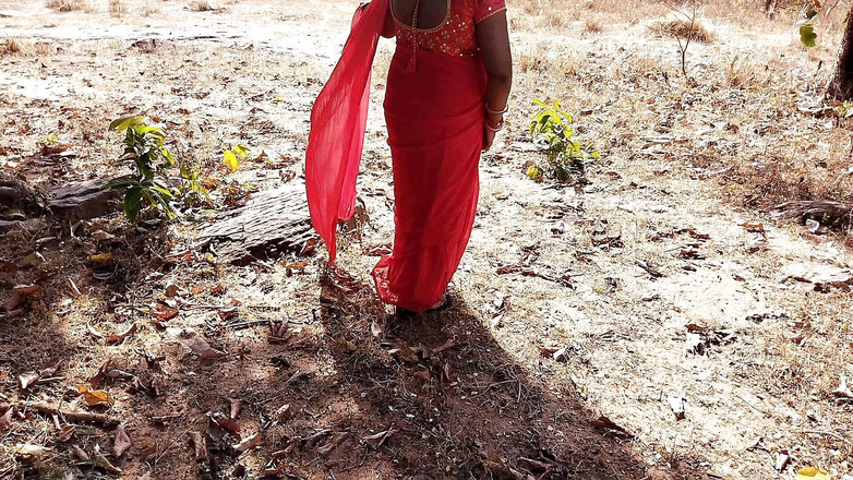 HotGirl21: Seksi desi kadın ormanda yeni erkek arkadaşıyla tanışarak seks susuzluğunu...