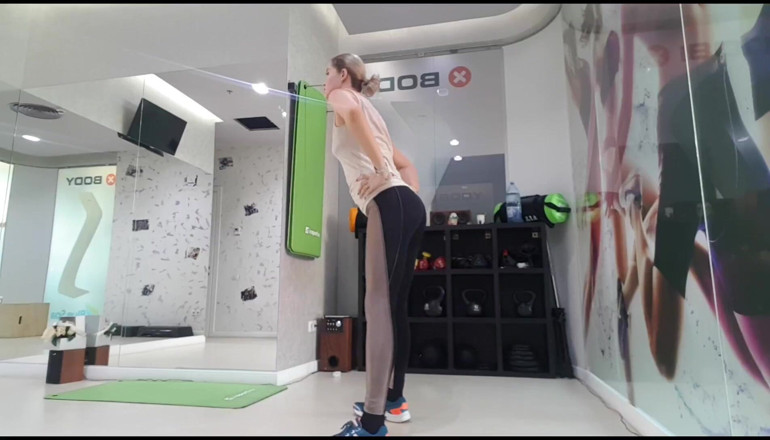 Erotic Tanya: วัยรุ่นน่ารักกําลังอุ่นเครื่องยิม