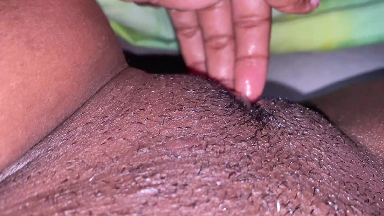 omairaberbatov: Servitoarea se udă cu noul ei vibrator