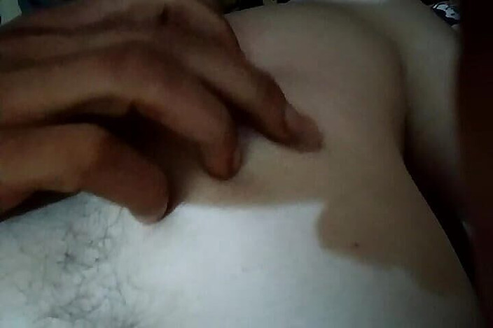 Gangbang straight: 卧室乳头按摩