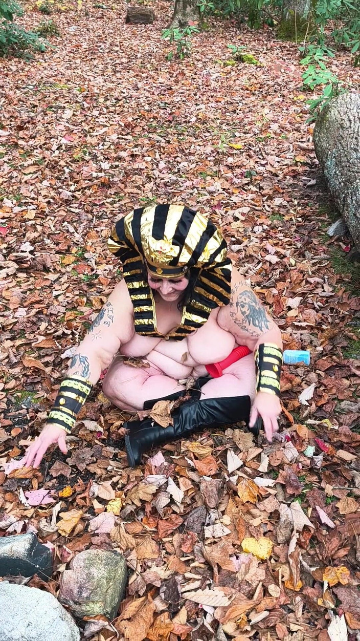 HerculesnVENUS: Scopata con le dita all'aperto nelle foglie - sta masturbando