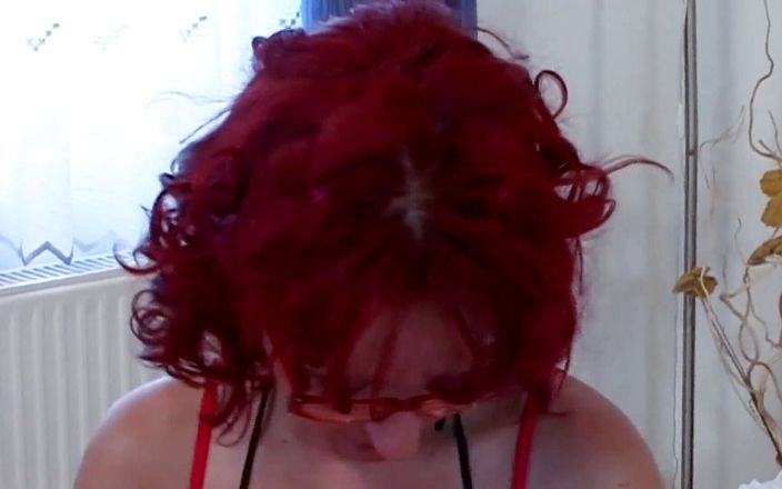 Mature Climax: 가짜 젖탱이로 성숙한 빨간 머리