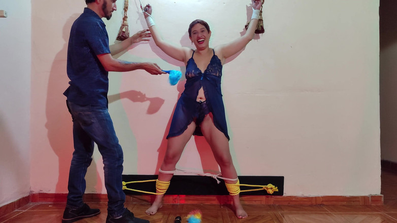 Queensofthefeet: 男人用手脚的绳索绑住我，挠我全身，包括我的阴部