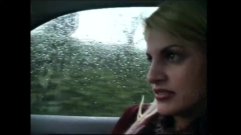 Still Slut: अधोवस्त्र पहनी शानदार सेक्सी बड़े स्तनों वाली शौकिया चोदने लायक मम्मी डिल्डो से अपनी चूत में हस्तमैथुन करती है