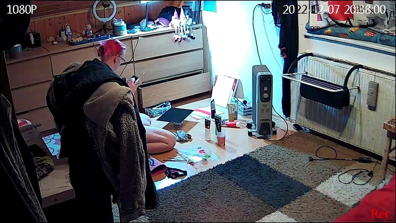 KittieNoOne: Znovu přistižen při kreslení nahá