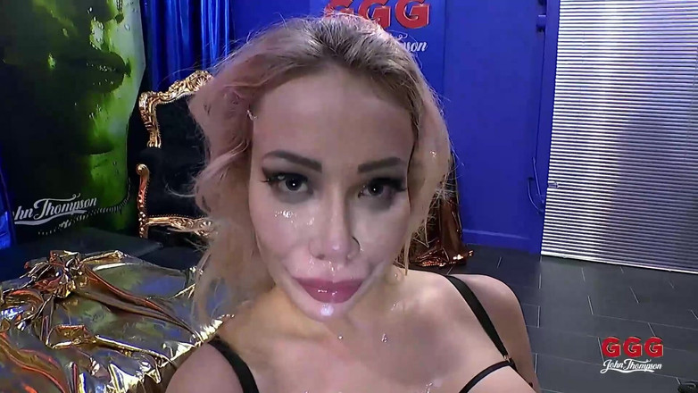 MILF and Big Wet Tits XXX: Ggg John Thompson sexy milfka pije chcanky v Bukkake Gangbang