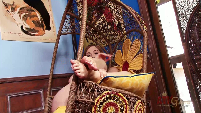 ATKIngdom Fans: Alaina Fox robi się napalona podczas masażu stóp