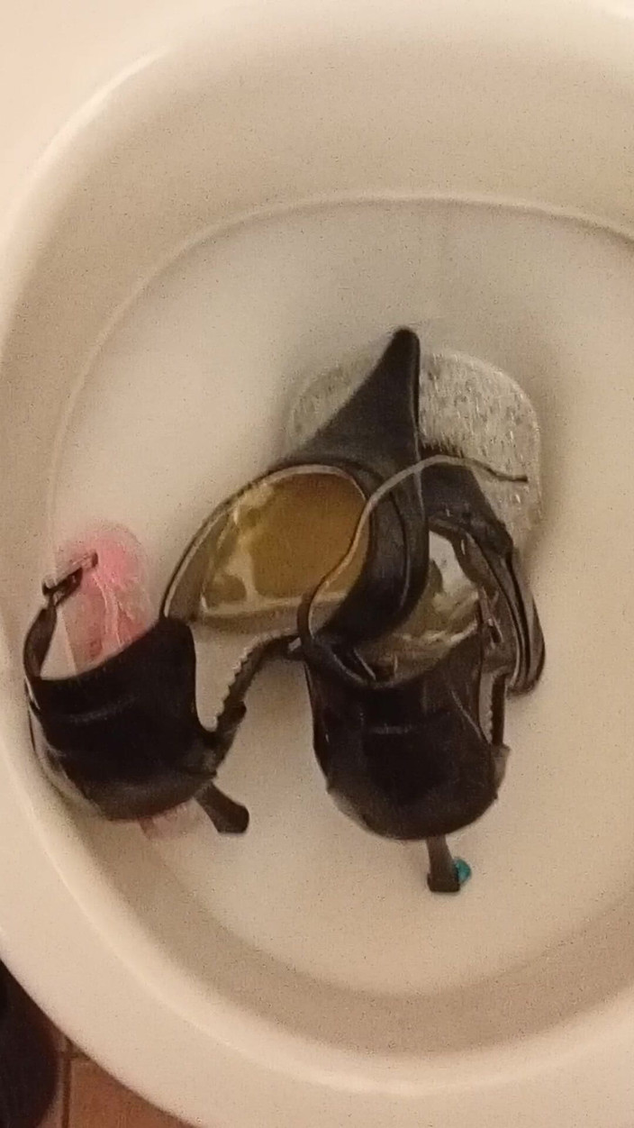 High Heels Kingdom: सेक्सी पॉइंटी हाई हील्स पर पेशाब किया और शौचालय के नीचे फ्लश किया