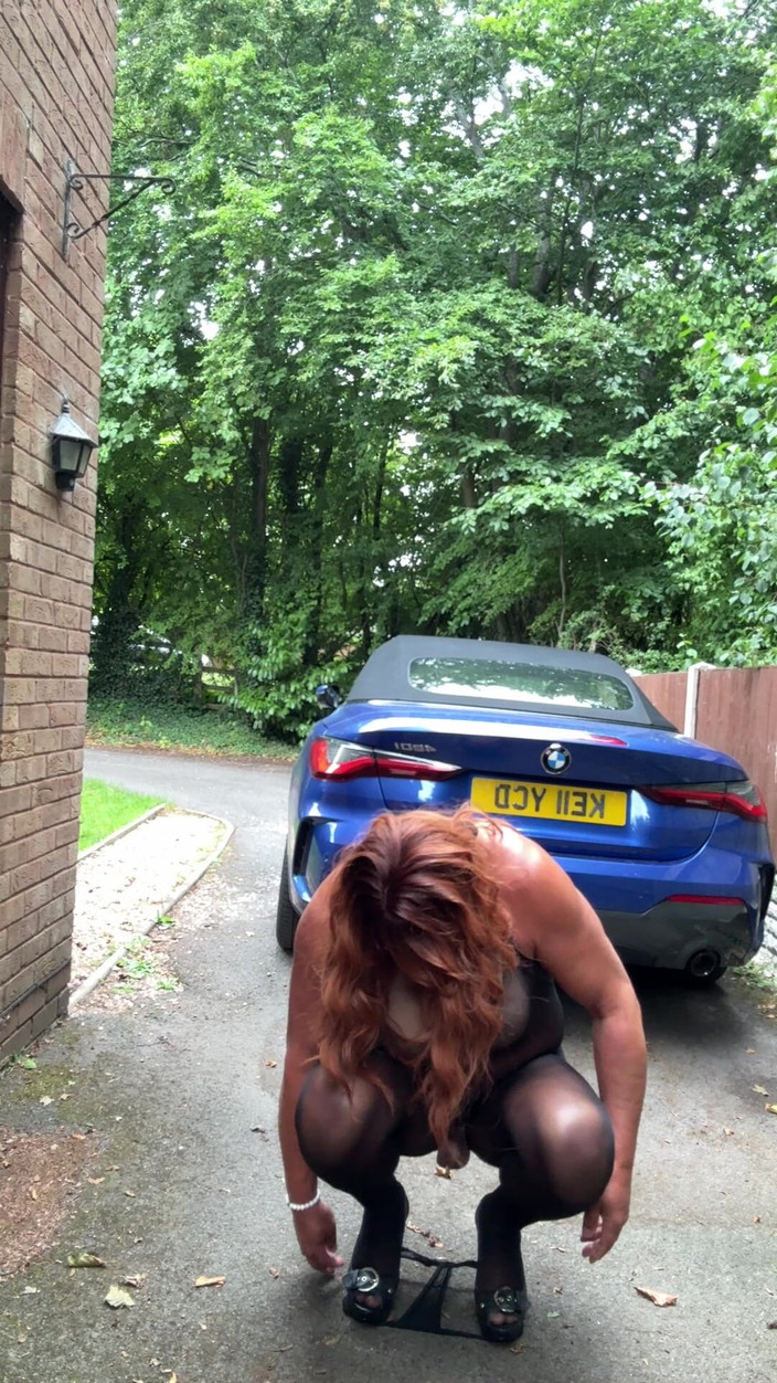 Kellycd2022: Sexig crossdresser Kellycd2022 i svart strumpbyxor catsuit och klackar