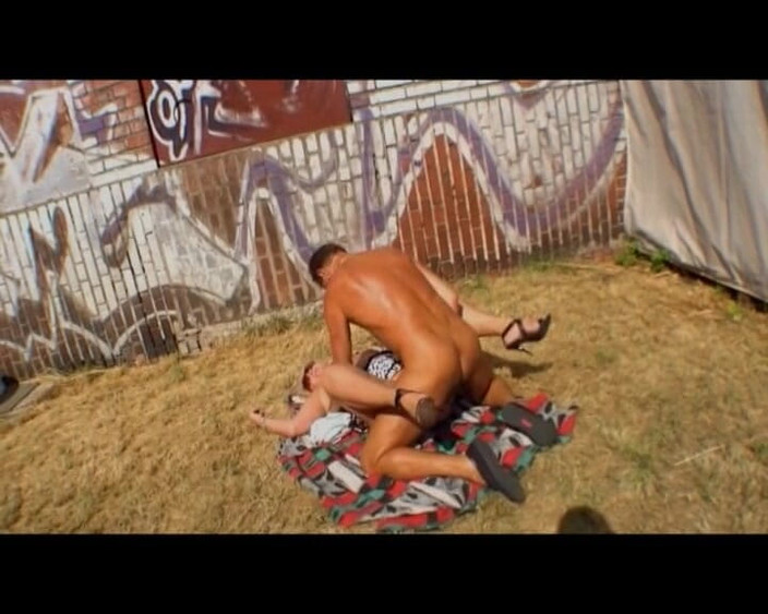 German Homemade: Tlustá německá blonďatá děvka ošukaná několika chlápky venku