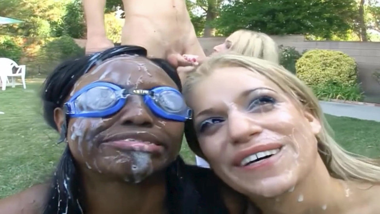 Hefburg: Frumosul abanos cu sâni mari trage totul până la uscat