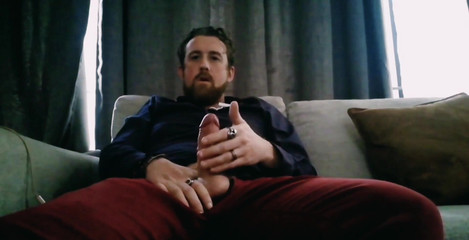 Dirty Talking Guy: Připoj se ke mně na pohovce