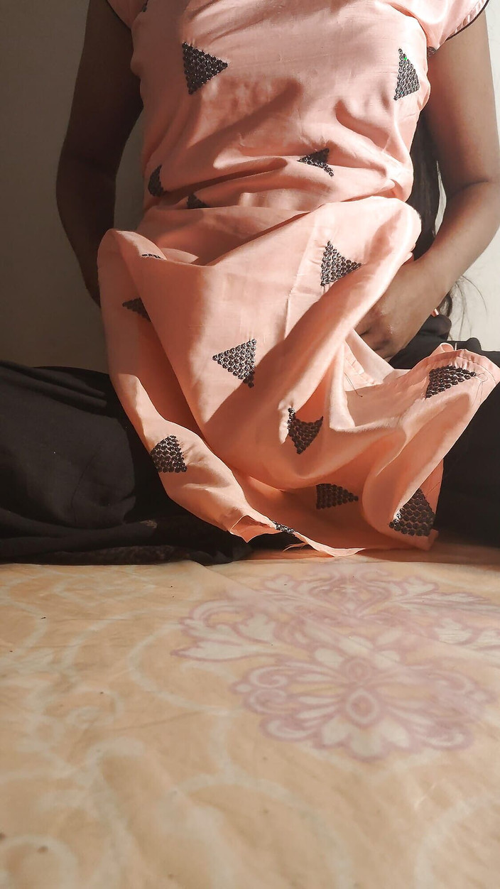 Sexypuja69: 德西病毒农村女孩展示阴户