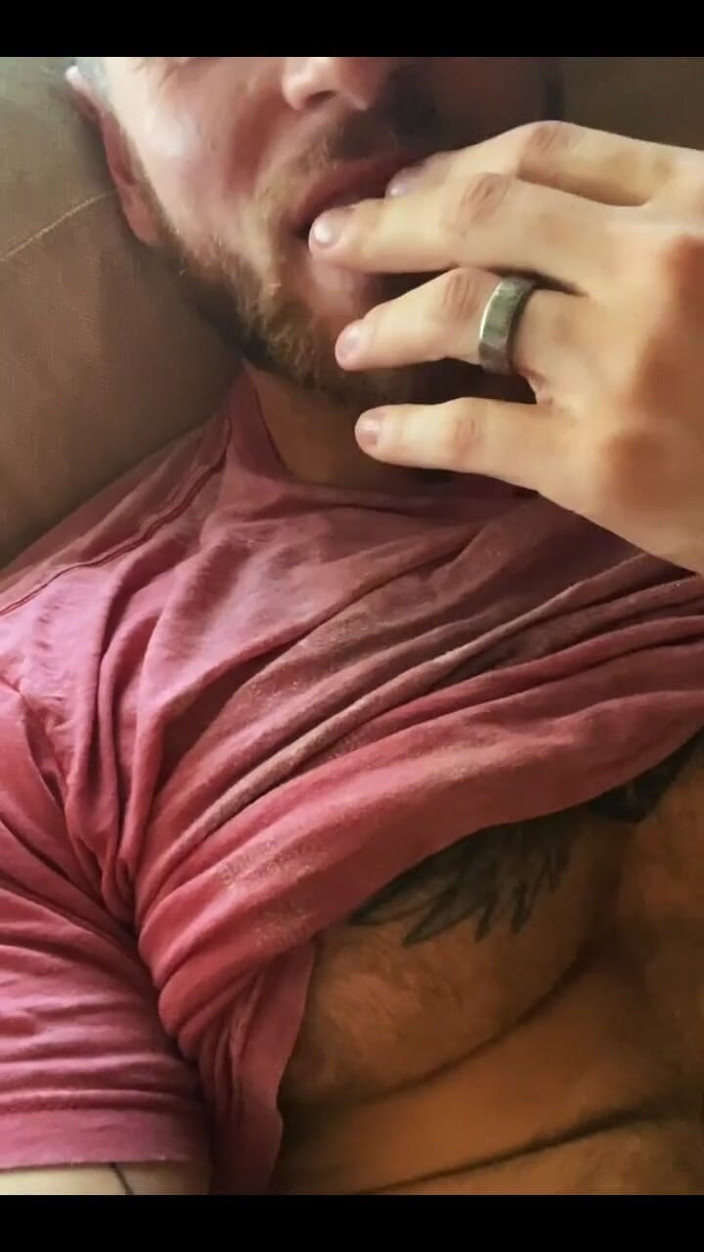 Leo Bayne: Dude. Saya perlukan muka seseorang untuk menyembah badan berbulu saya...