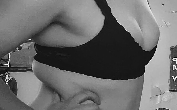 Holli: Pussyplaying妻