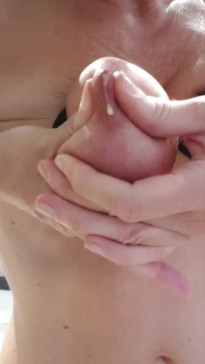 JulieEroticDress: 潮吹、小便和牛奶达到高潮