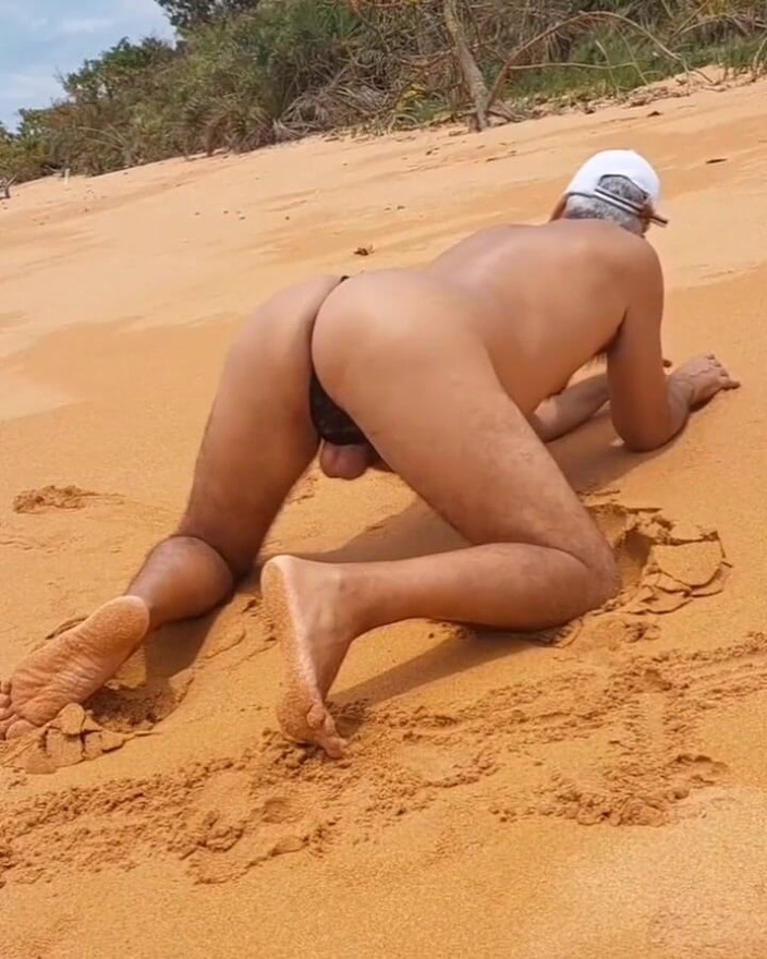 Ladysilvas: レディシルバのクロスドレッサー、ビーチでパンティ姿でとても淫らな女性、なんてセクシーなお尻なのでしょう