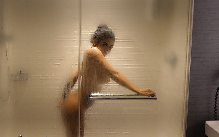 Richard Nailder Hardcore: Alice Thunder duschar efter vår date-night shoot