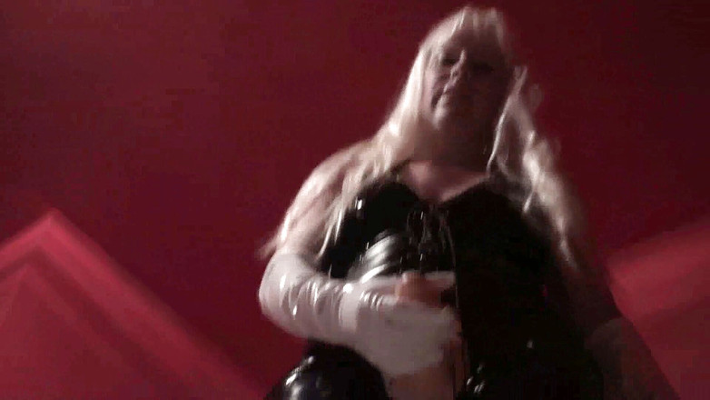 Femdom Austria: Bú dây đeo của người khổng lồ cao