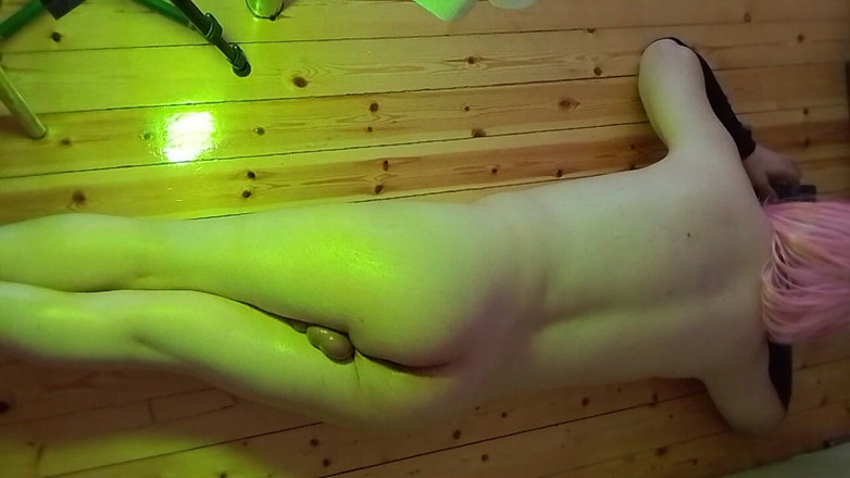 Kitty_Cross: Femboy si užívá samoolejovou masáž na jeho velkém zadku