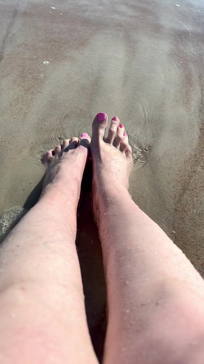 Peppermint Giantess: Fale rozbijają się na rozmiarze 16 stóp i nóg