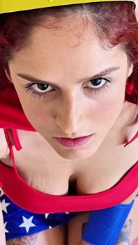 La mujer maravilla es derrotada y pide ser follada para la vida