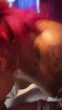 Cette salope rose tatouée est prête à baiser