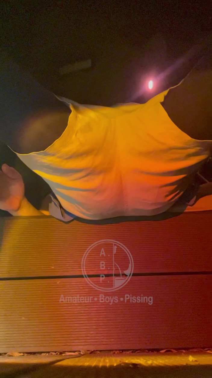 AmateurBoysPissing: İlk kez götüne göt tıkacıyla işemeye çalışan Jules, ev arkadaşı Simon...