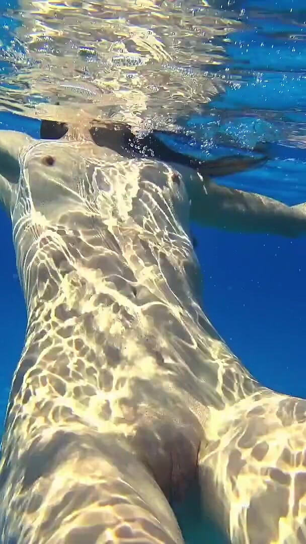 GoldTeachers: Atemberaubendes mädchen schwimmt nackt am öffentlichen strand