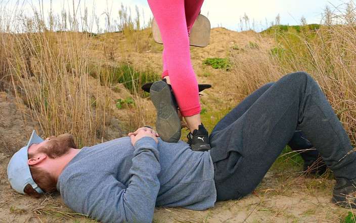 JoZi: Venkovní šlapání v botách, amatérský Femdom Jozi Trample