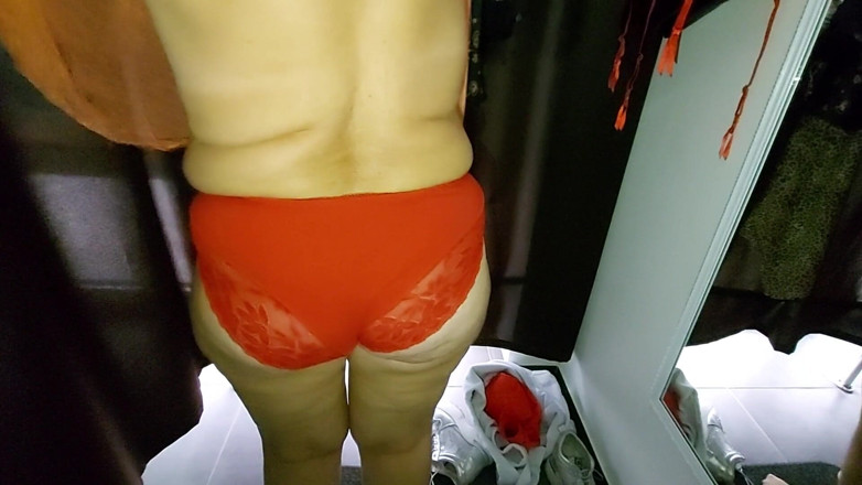 Sexi Ledy: Sexy lady trying on lingerie in fitting room