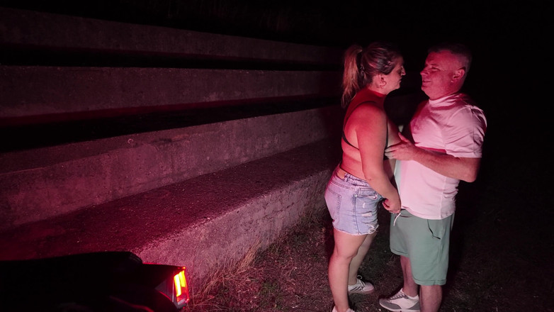 Alex e Bianca: Šukám svou špinavou kamarádku venku, zatímco její manžel je v práci ......
