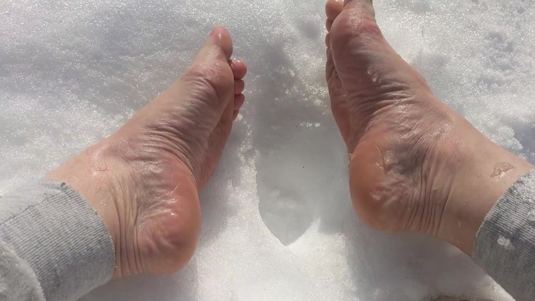 FoxyAndZaz: I Walk Barefoot in the Snow, the Snow Crunches Under...