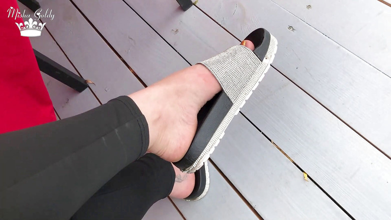 Goddess Misha Goldy: Мои новые блестящие тапочки болтают повсюду на улице