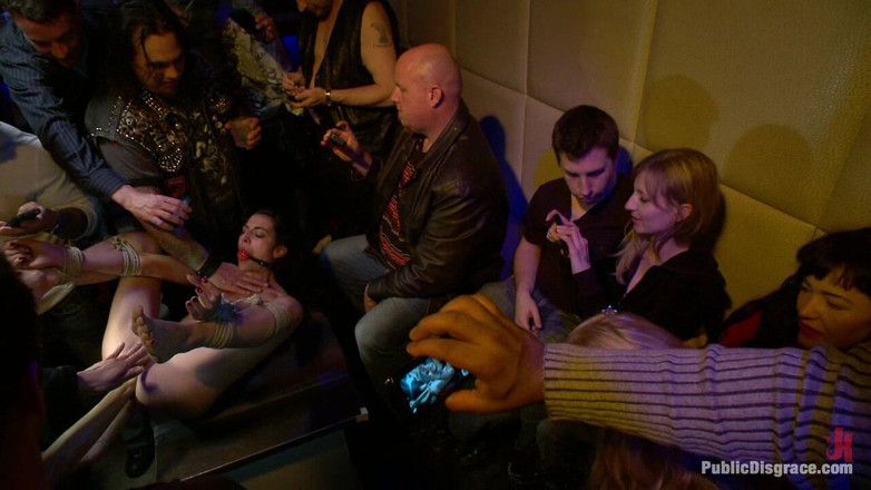 Public Disgrace by Kink: Bra valp