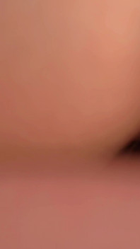 Belle baise d’une chatte étroite avec une petite bite qui fait pipi sur la chatte