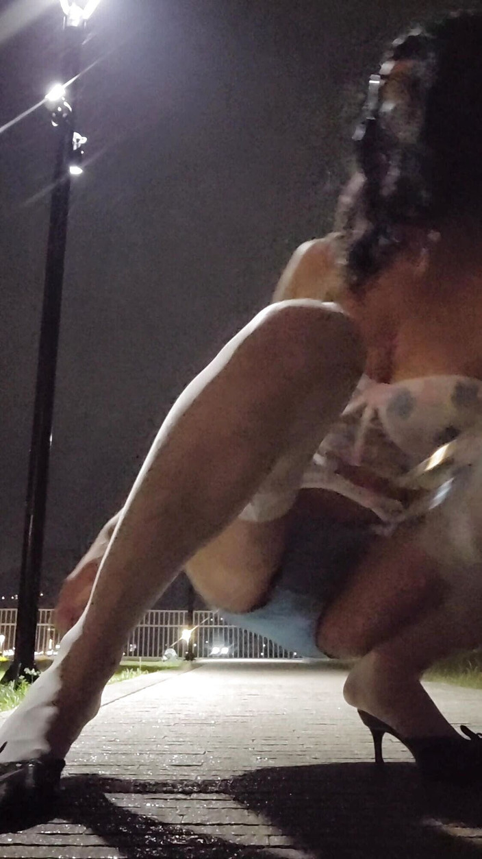 NotAFuta: 거의 걸렸어! 거유 노출증 Gina 야외