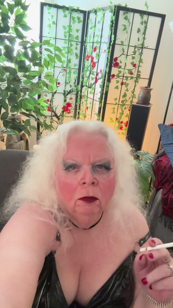 Constance: Đĩ, tổng hợp, đi tiểu, hút thuốc