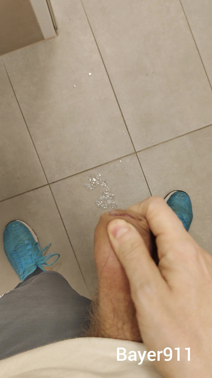 Bayer911: Ragazzo bianco magro si sega rischioso nel bagno della palestra...