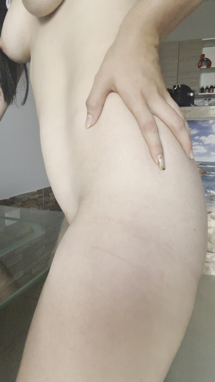 camilita111: Quanto è delizioso strofinare la mia vagina con la punta del...