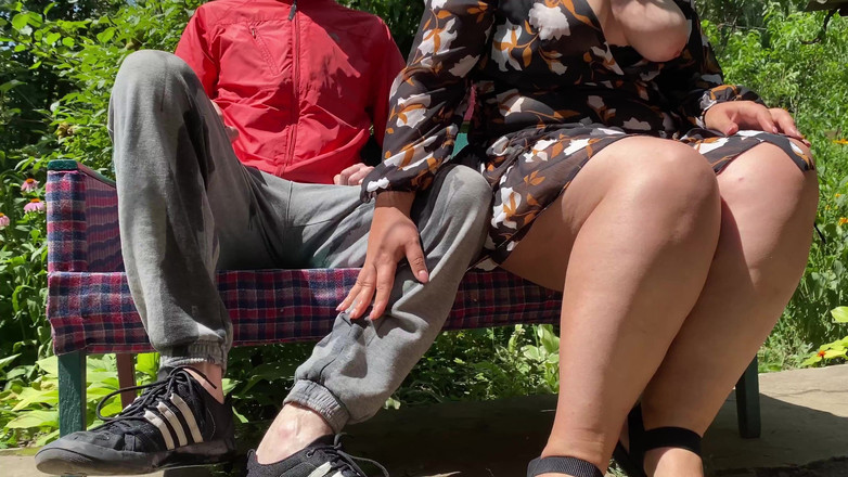 OurFetishLife: ゴージャスな天然の胸のクーガー熟女は私に公園で黄金のシャワーを与えました