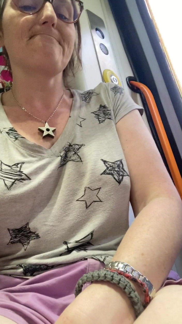 MistressWriggler: 내 손가락 냄새를 맡게 만드는 수송에서 즐기는 보지 N Pubes!