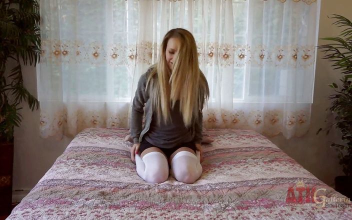 ATKIngdom: Härlig tonåring i sexiga strumpbyxor berör hennes fitta