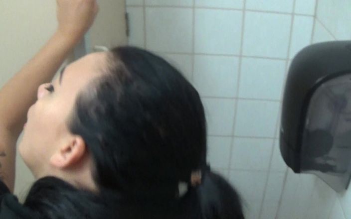 Qombol: Sexo con mi hermanastra cachonda en el baño del hotel