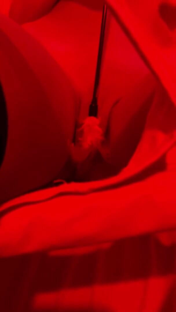 Cathia: Playing with a feather, on my juicy pussy