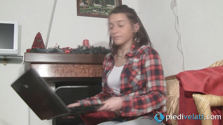 Foot Fetish HD: Валентина, сексуальна брюнетка тінка так любить її ноги