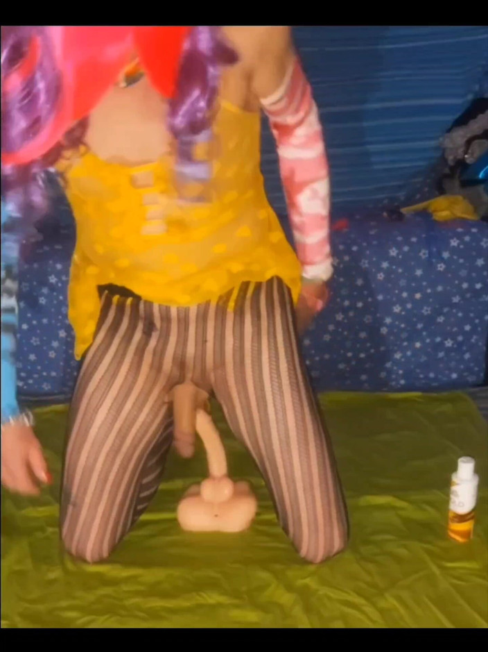 Lizzaali: 내 작은 노란색 정장과 팬티 스타킹에 사정하기 위해 딜도를 타는 높은 전망