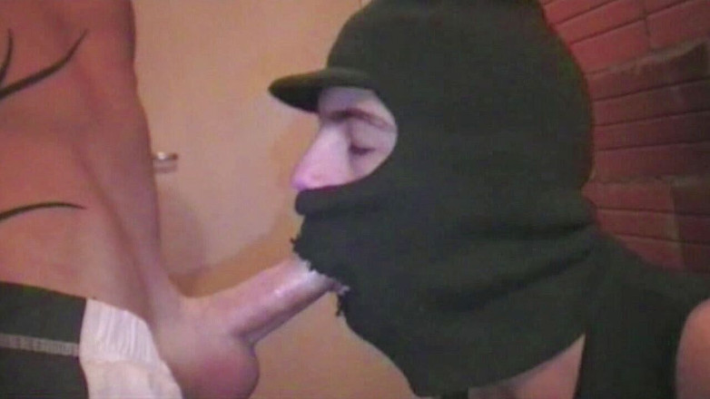 ARAB FUCKERS WITH HUGE COCKS: 阿拉伯女郎在地下室吮吸大鸡巴并操男同